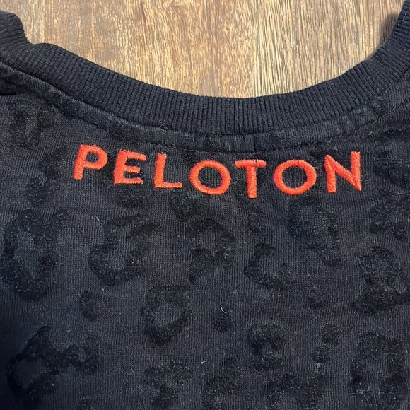 PELOTON Extra Large cheetah/ leopard print crew neck - Picture 6 of 6